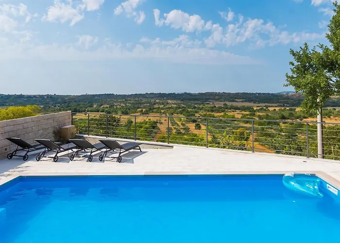 Nice Home In Piramatovci With 2 Bedrooms, Wifi And Heated Swimming Pool photo