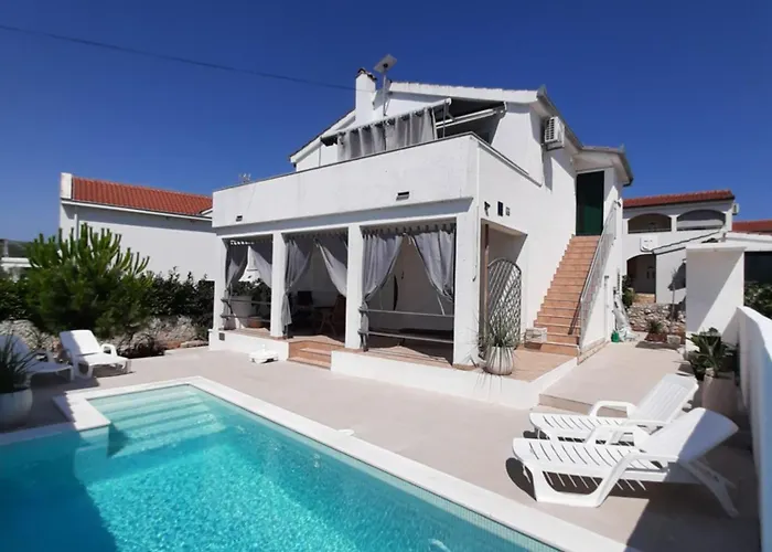 Photo de Sea Ya - Two Apartments House With Heated Pool - 150M From Beach