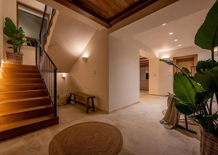 foto di Glass Gym, Tennis, Spa & Pool James Bond Mansion Cera